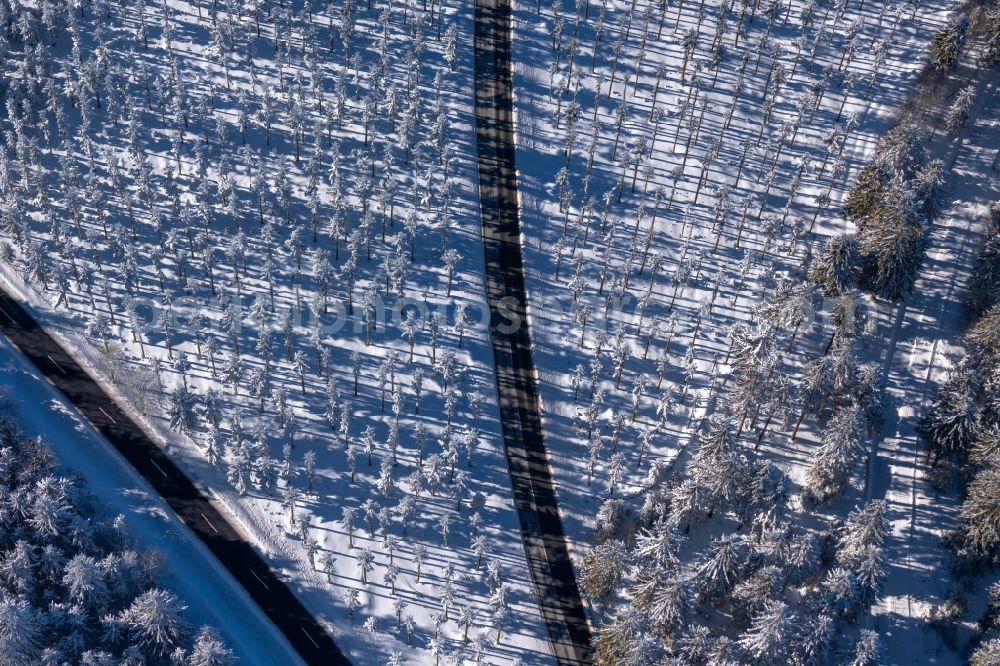 Altlastenberg from the bird's eye view: Wintry snowy street - road guidance of Hochsauerland Hoehenstrasse and the L540 road in Altastenberg at Sauerland in the state North Rhine-Westphalia, Germany