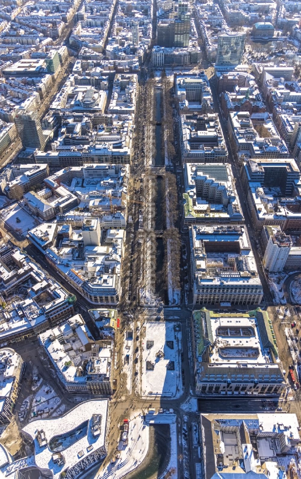 Aerial image Düsseldorf - Wintry snowy street - road guidance of Koenigsallee with Stadtgraben in Duesseldorf at Ruhrgebiet in the state North Rhine-Westphalia, Germany