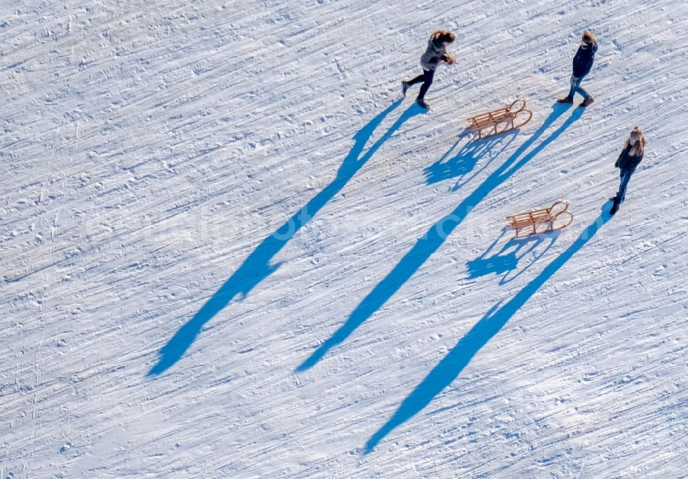 Aerial image Arnsberg - Wintry snowy structures on agricultural fields Shaded by walkers with sleds in the district Holzen in Arnsberg in the state North Rhine-Westphalia