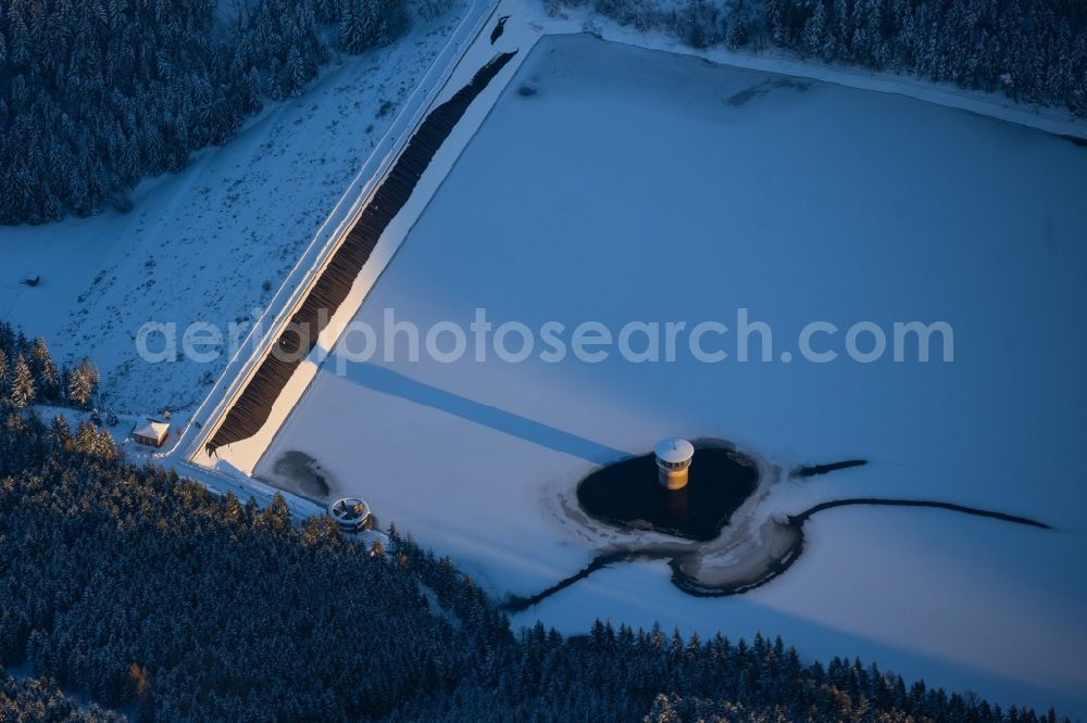 Luisenthal from the bird's eye view: Wintry snowy dam and shore areas at the lake of Ohratalsperre in the district Schwarzwald in Luisenthal in the state Thuringia, Germany