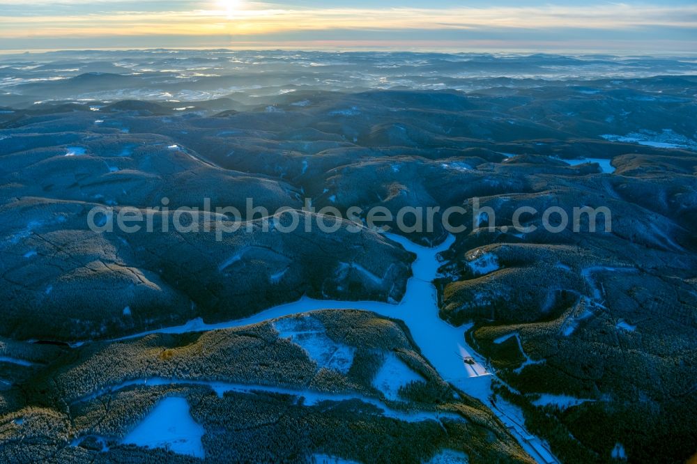 Aerial photograph Luisenthal - Wintry snowy dam and shore areas at the lake of Ohratalsperre in the district Schwarzwald in Luisenthal in the state Thuringia, Germany