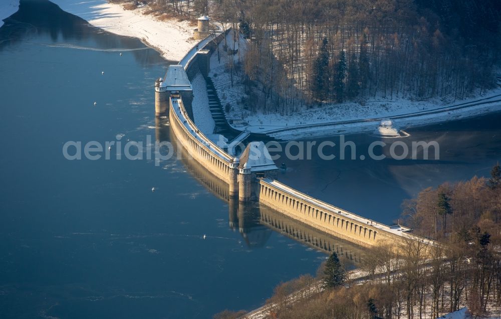 Aerial image Möhnesee - Wintry snowy Dam and shore areas at the lake Moehnesee in the state North Rhine-Westphalia