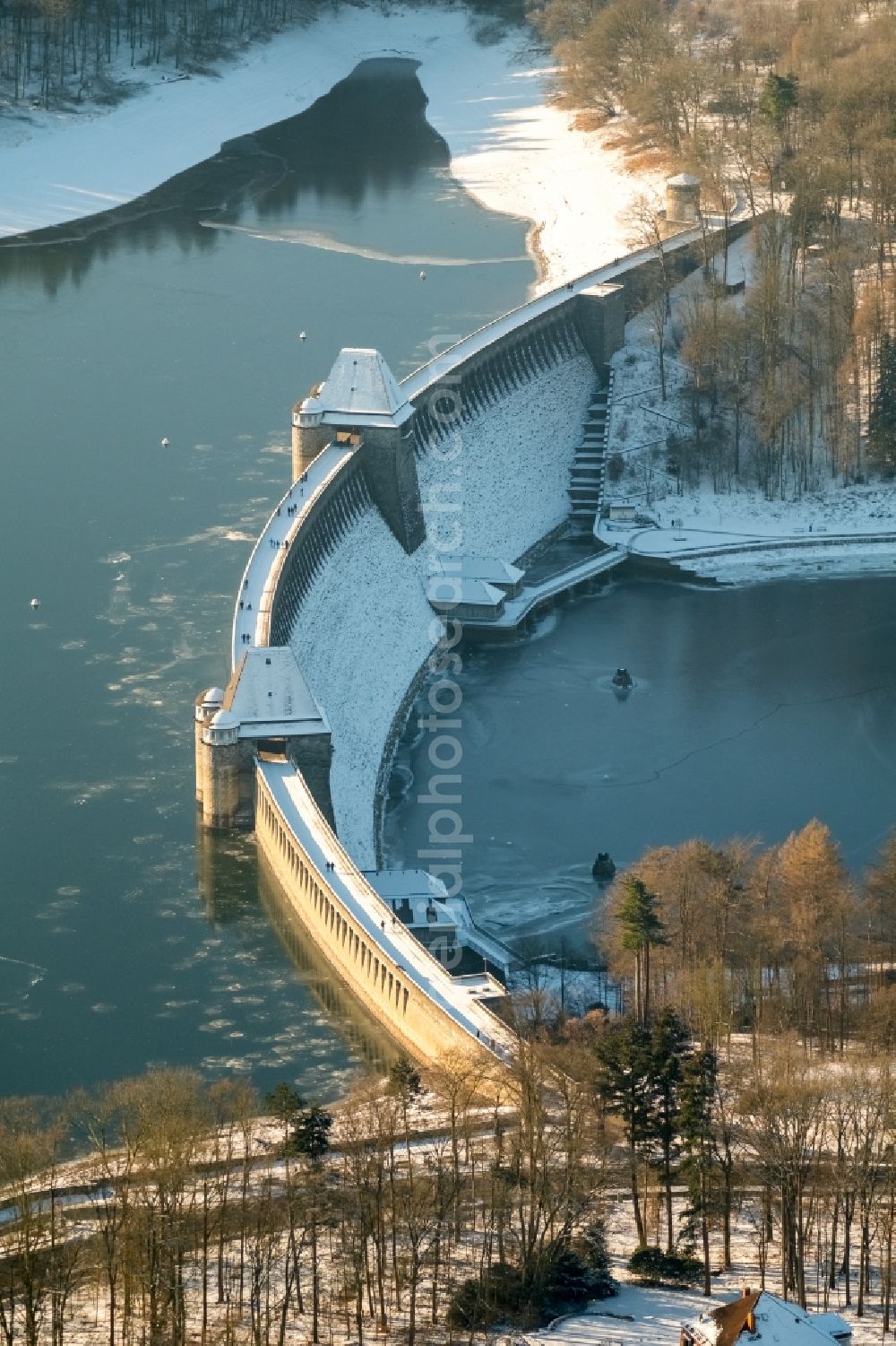 Aerial photograph Möhnesee - Wintry snowy Dam and shore areas at the lake Moehnesee in the state North Rhine-Westphalia