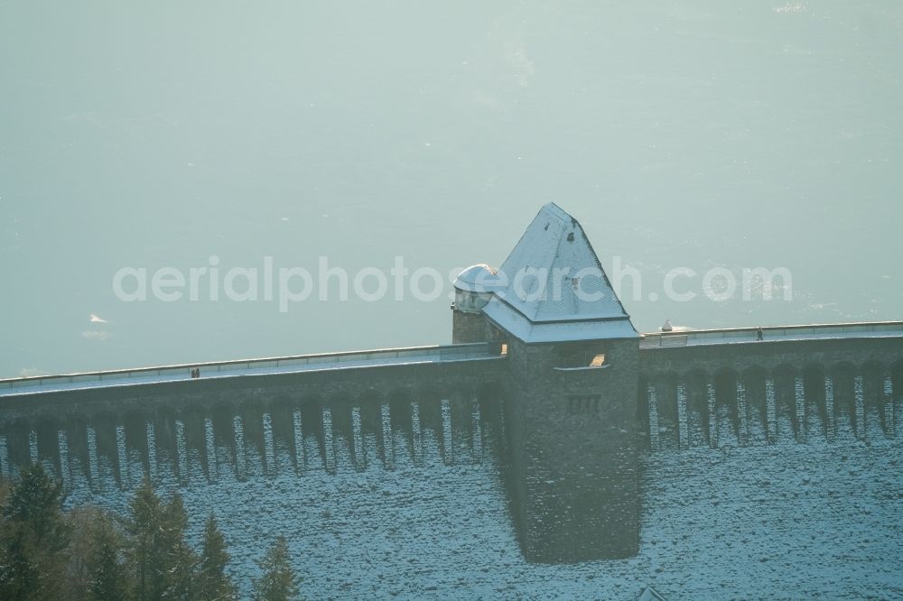 Möhnesee from the bird's eye view: Wintry snowy Dam and shore areas at the lake Moehnesee in the state North Rhine-Westphalia