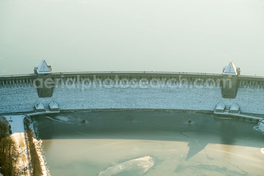 Aerial image Möhnesee - Wintry snowy Dam and shore areas at the lake Moehnesee in the state North Rhine-Westphalia