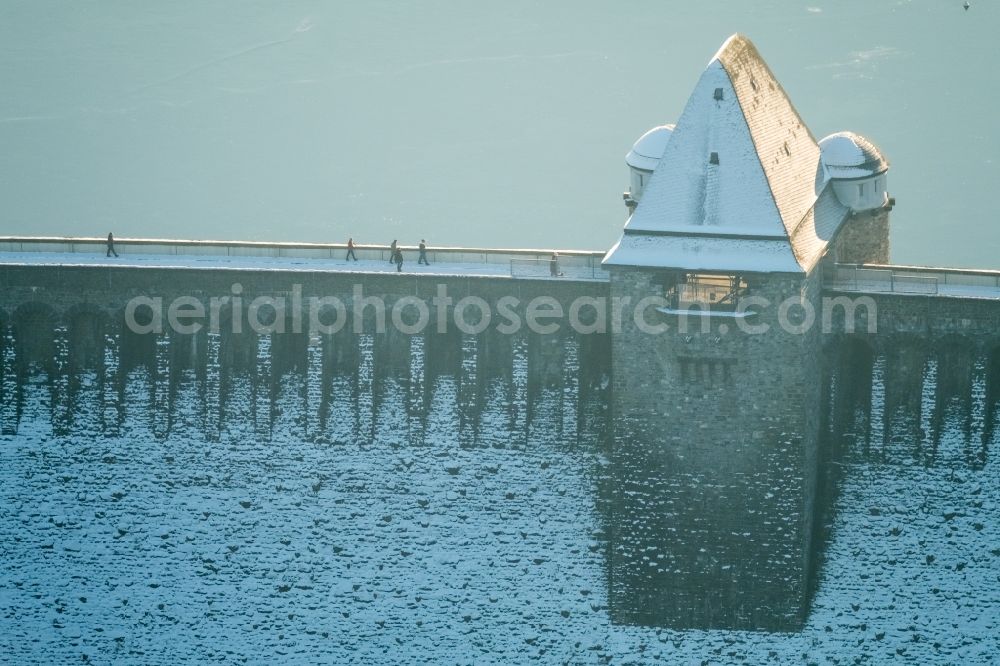 Möhnesee from the bird's eye view: Wintry snowy Dam and shore areas at the lake Moehnesee in the state North Rhine-Westphalia