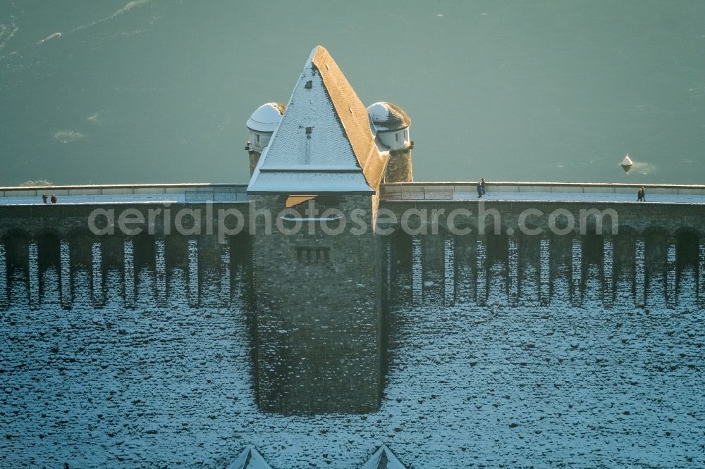 Aerial image Möhnesee - Wintry snowy Dam and shore areas at the lake Moehnesee in the state North Rhine-Westphalia