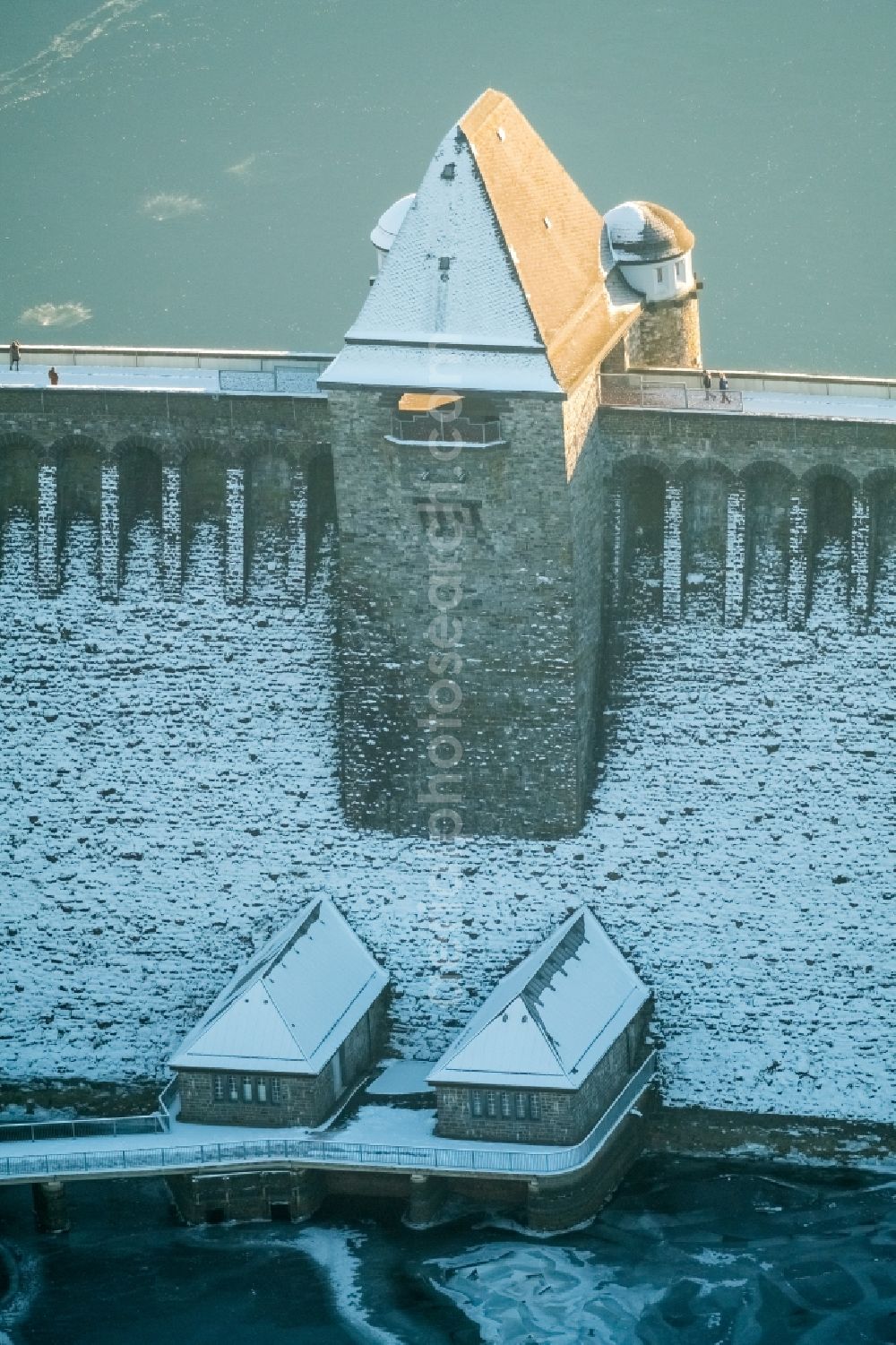 Aerial photograph Möhnesee - Wintry snowy Dam and shore areas at the lake Moehnesee in the state North Rhine-Westphalia