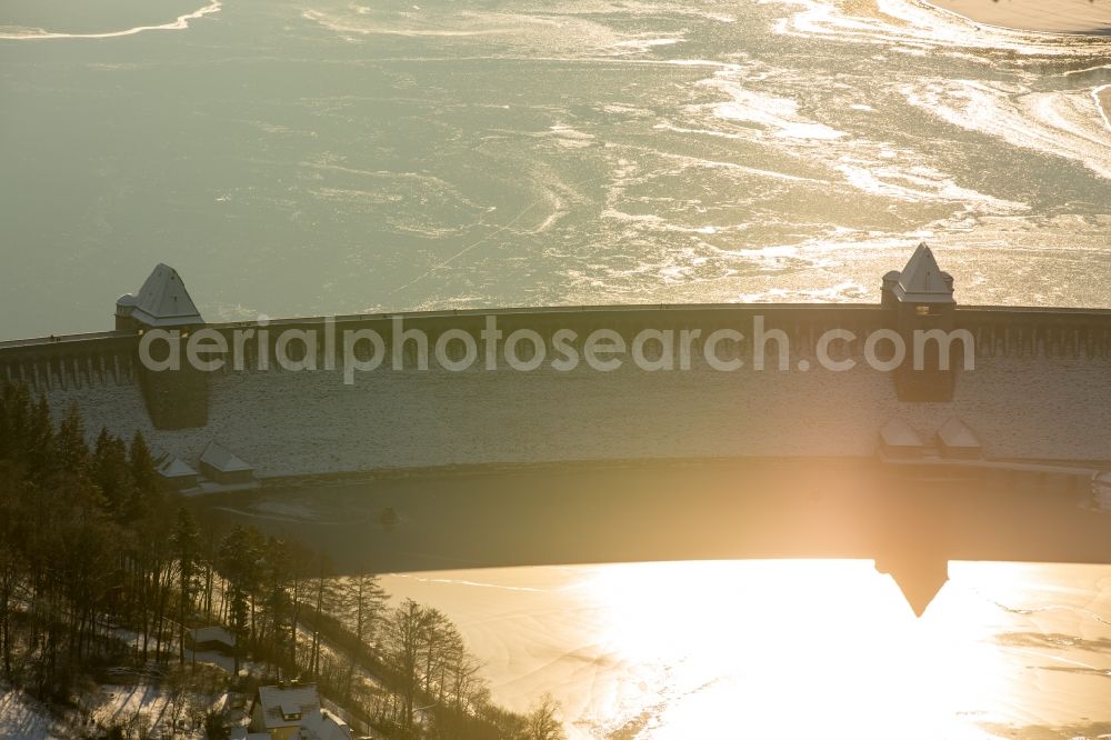 Aerial image Möhnesee - Wintry snowy Dam and shore areas at the lake Moehnesee in the state North Rhine-Westphalia