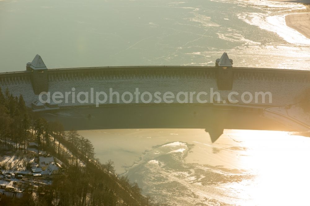 Aerial photograph Möhnesee - Wintry snowy Dam and shore areas at the lake Moehnesee in the state North Rhine-Westphalia