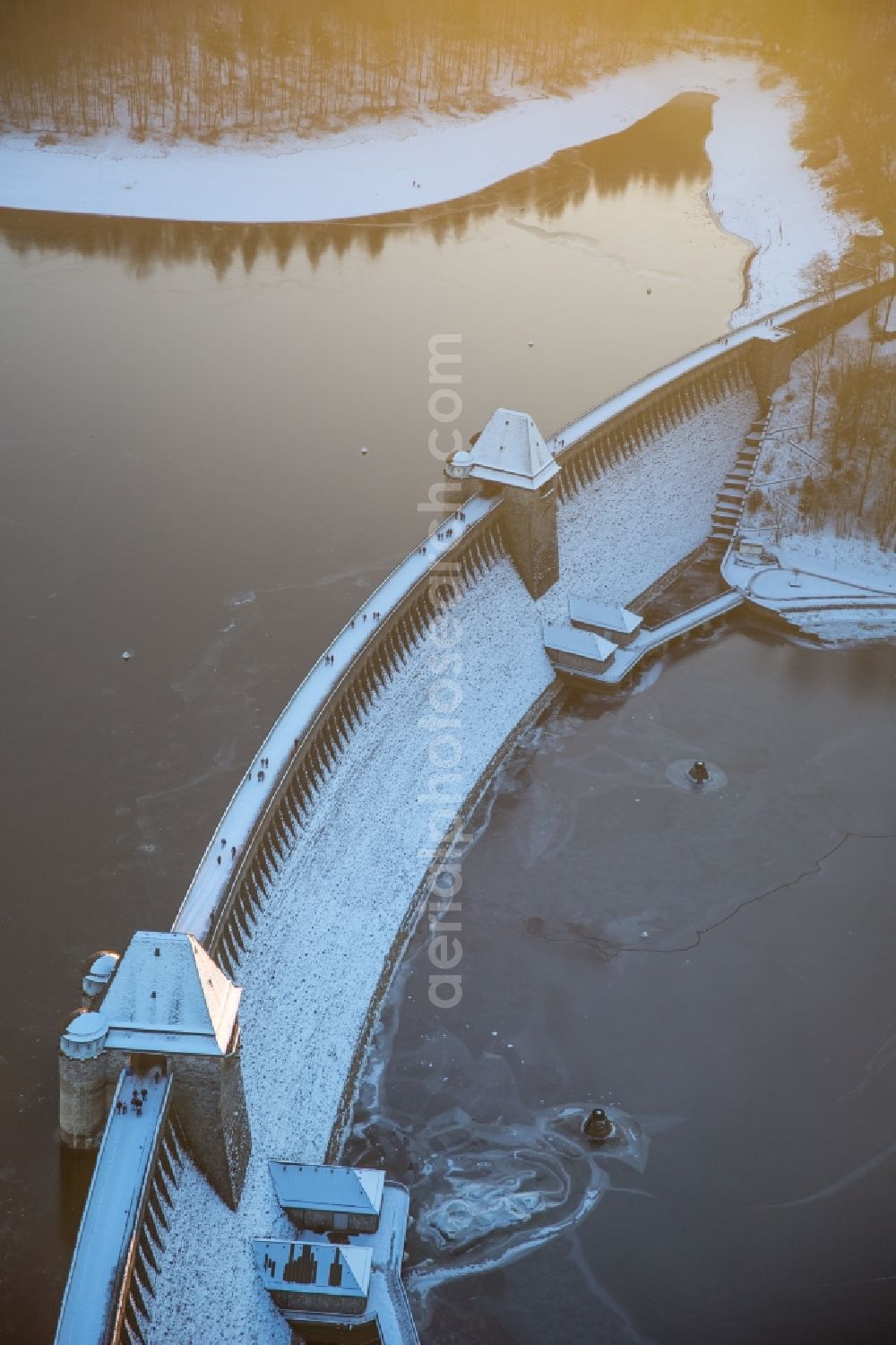 Aerial image Möhnesee - Wintry snowy Dam and shore areas at the lake Moehnesee in the state North Rhine-Westphalia