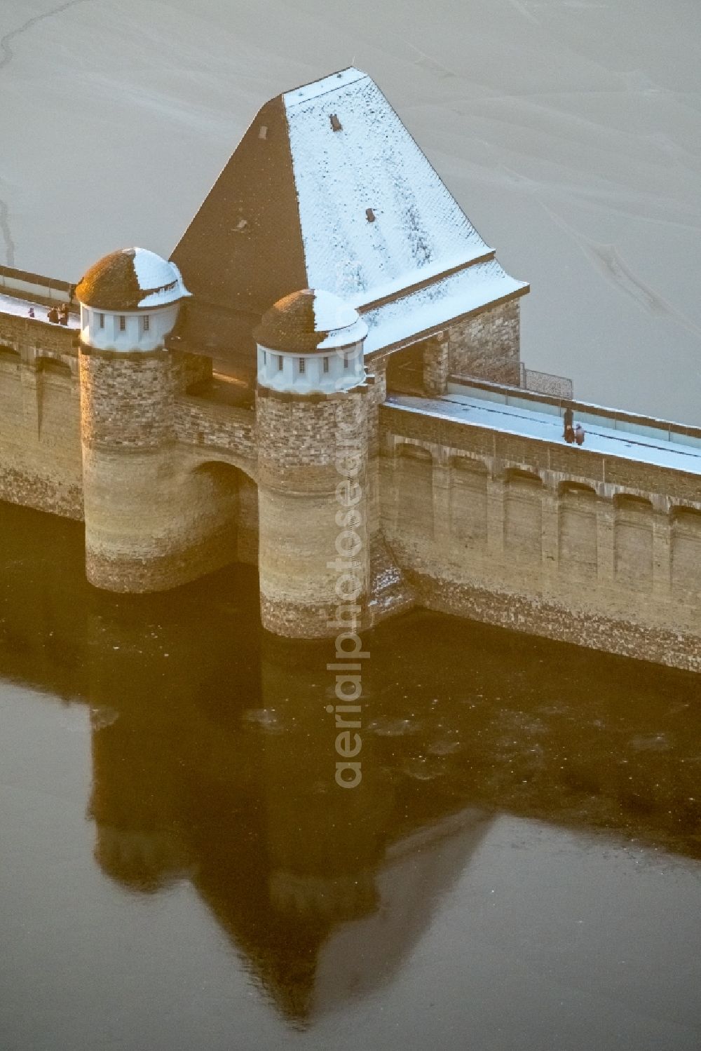 Aerial image Möhnesee - Wintry snowy Dam and shore areas at the lake Moehnesee in the state North Rhine-Westphalia