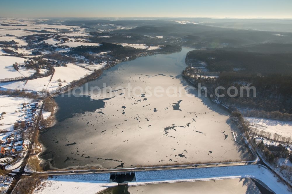 Aerial image Möhnesee - Wintry snowy Dam and shore areas at the lake Moehnesee in the state North Rhine-Westphalia