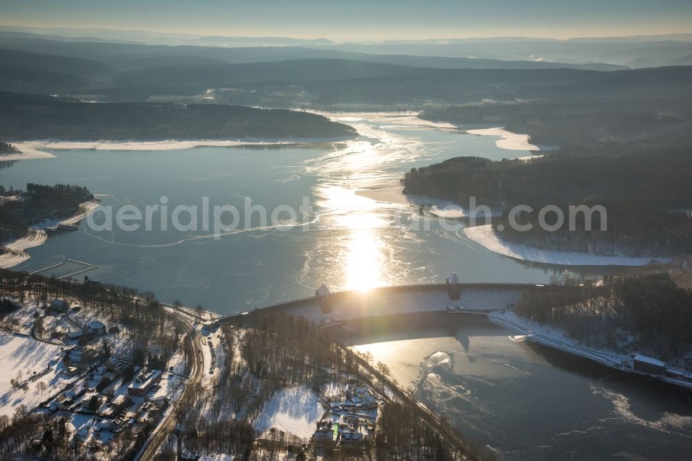 Aerial image Möhnesee - Wintry snowy Dam and shore areas at the lake Moehnesee in the state North Rhine-Westphalia