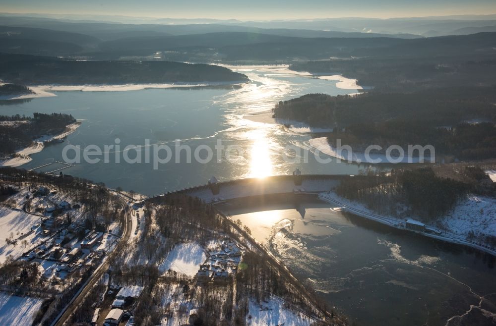 Aerial photograph Möhnesee - Wintry snowy Dam and shore areas at the lake Moehnesee in the state North Rhine-Westphalia