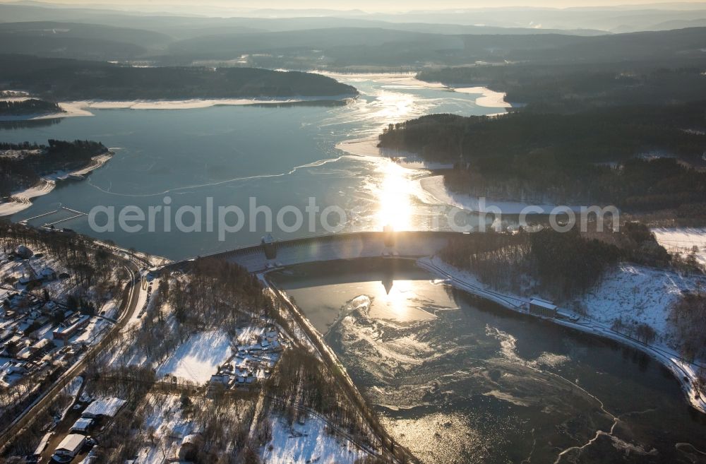 Aerial image Möhnesee - Wintry snowy Dam and shore areas at the lake Moehnesee in the state North Rhine-Westphalia