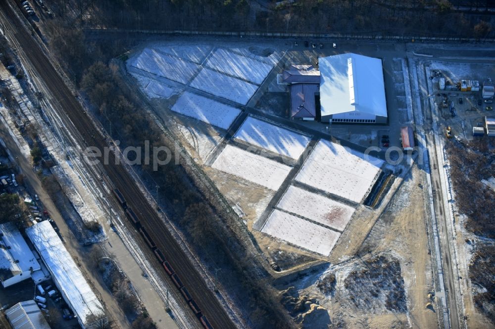 Potsdam from above - Wintry snowy tennis court sports field Potsdamer Tennisclub Rot-Weiss e.V Sophie-Alberti-Strasse in the district Potsdam Sued in Potsdam in the state Brandenburg