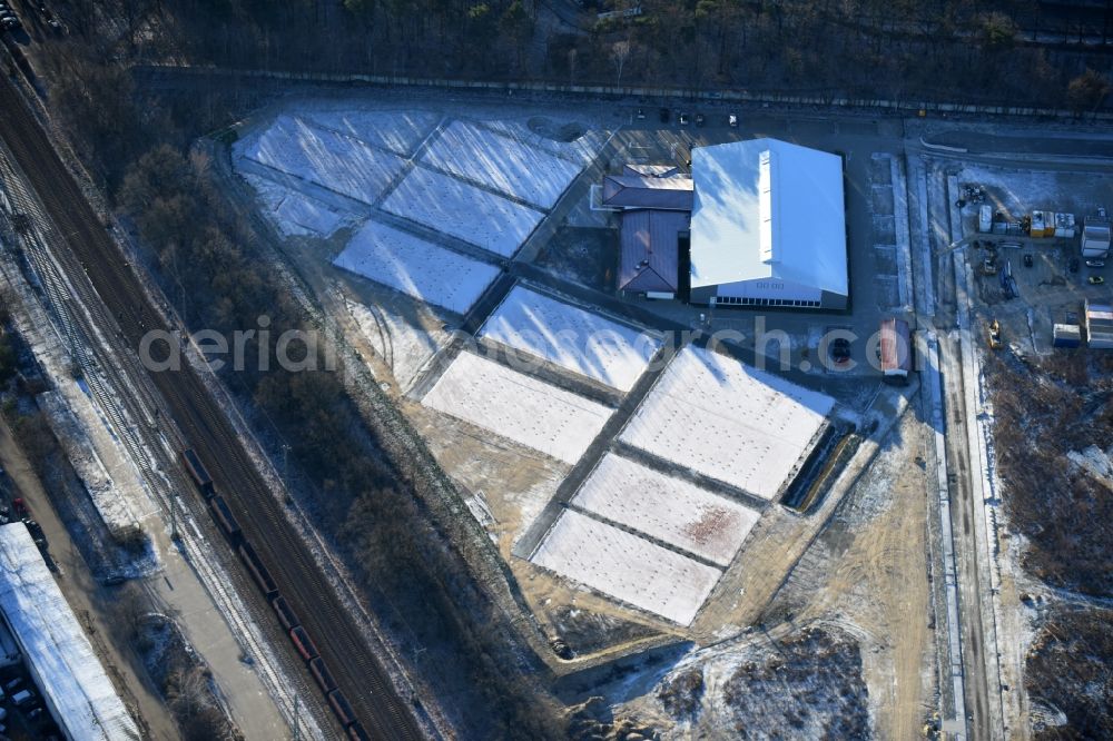 Potsdam from the bird's eye view: Wintry snowy tennis court sports field Potsdamer Tennisclub Rot-Weiss e.V Sophie-Alberti-Strasse in the district Potsdam Sued in Potsdam in the state Brandenburg