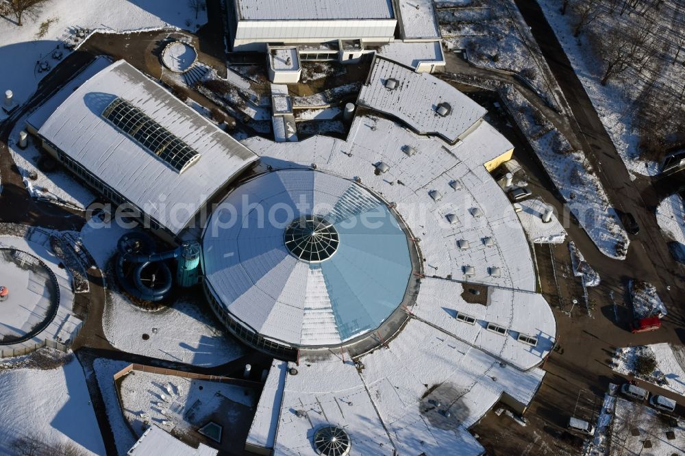 Aerial image Brandenburg an der Havel - Wintry snowy spa and swimming pools at the swimming pool of the leisure facility Marienbad Brandenburg on Sprengelstrasse in Brandenburg an der Havel in the state Brandenburg, Germany