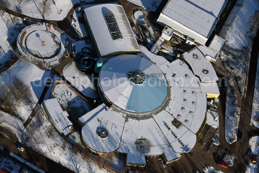 Brandenburg an der Havel from above - Wintry snowy spa and swimming pools at the swimming pool of the leisure facility Marienbad Brandenburg on Sprengelstrasse in Brandenburg an der Havel in the state Brandenburg, Germany