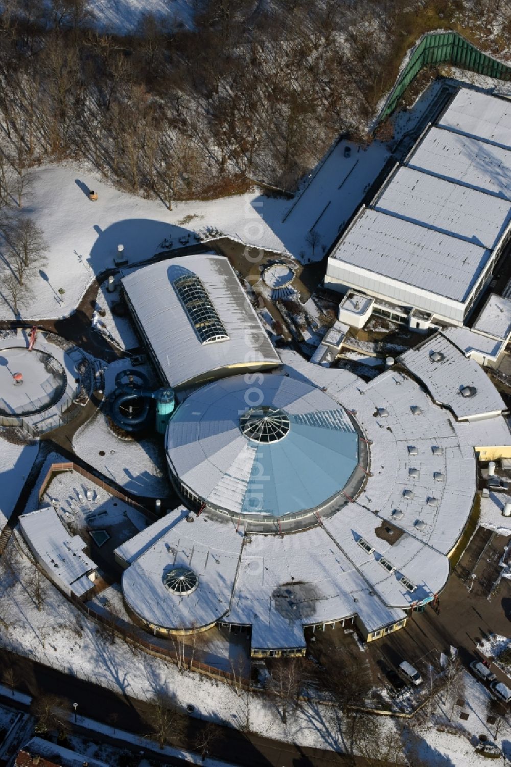 Brandenburg an der Havel from the bird's eye view: Wintry snowy spa and swimming pools at the swimming pool of the leisure facility Marienbad Brandenburg on Sprengelstrasse in Brandenburg an der Havel in the state Brandenburg, Germany