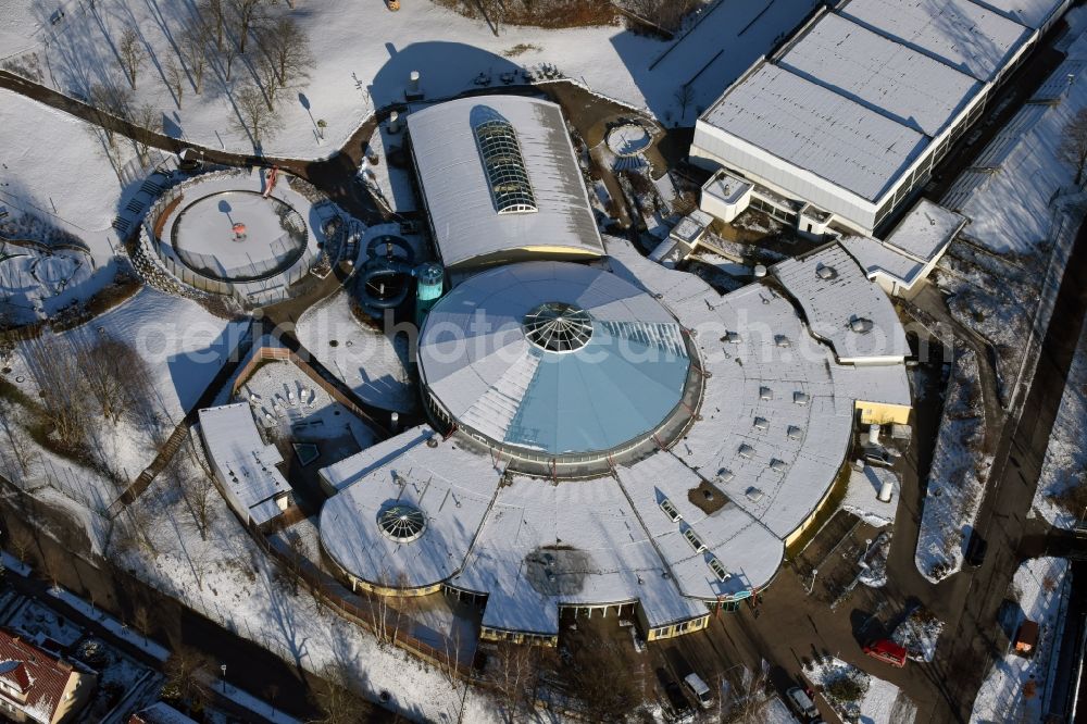 Aerial image Brandenburg an der Havel - Wintry snowy spa and swimming pools at the swimming pool of the leisure facility Marienbad Brandenburg on Sprengelstrasse in Brandenburg an der Havel in the state Brandenburg, Germany