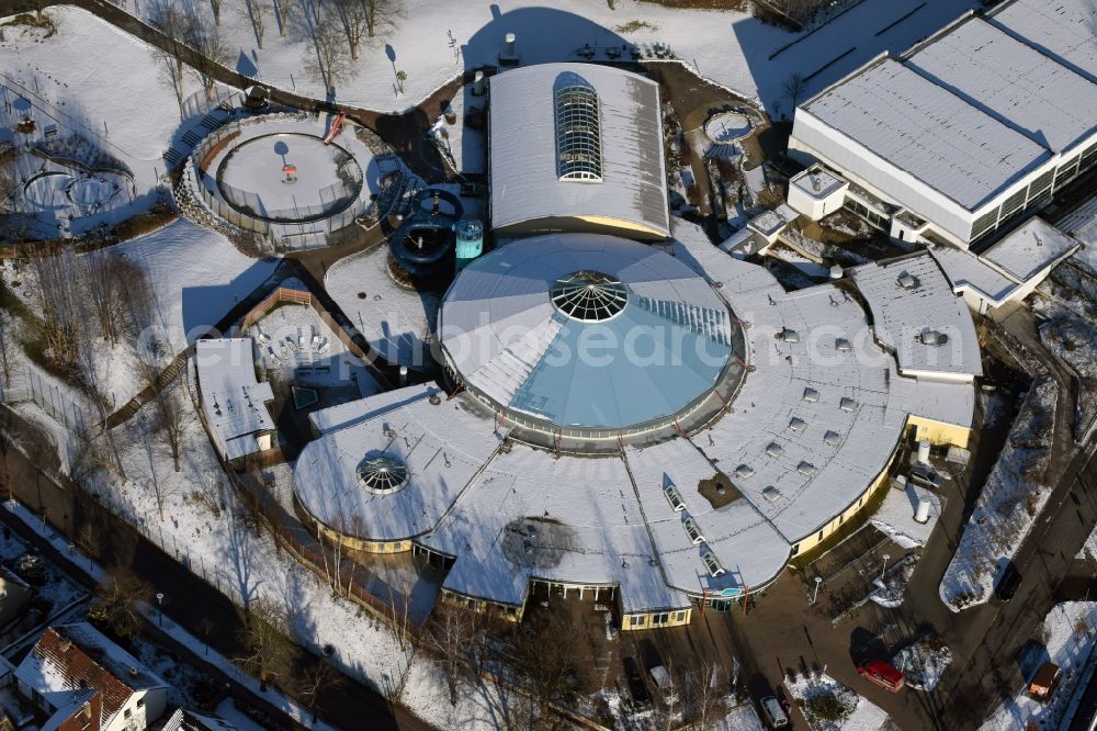 Aerial photograph Brandenburg an der Havel - Wintry snowy spa and swimming pools at the swimming pool of the leisure facility Marienbad Brandenburg on Sprengelstrasse in Brandenburg an der Havel in the state Brandenburg, Germany