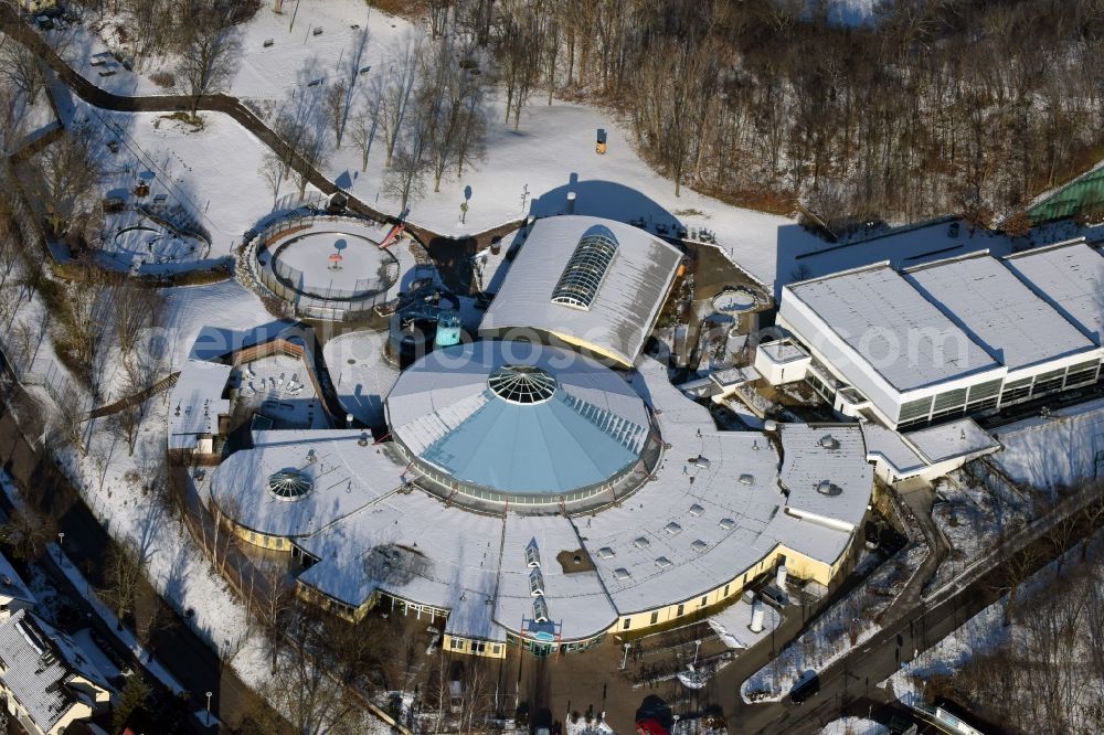 Brandenburg an der Havel from above - Wintry snowy spa and swimming pools at the swimming pool of the leisure facility Marienbad Brandenburg on Sprengelstrasse in Brandenburg an der Havel in the state Brandenburg, Germany