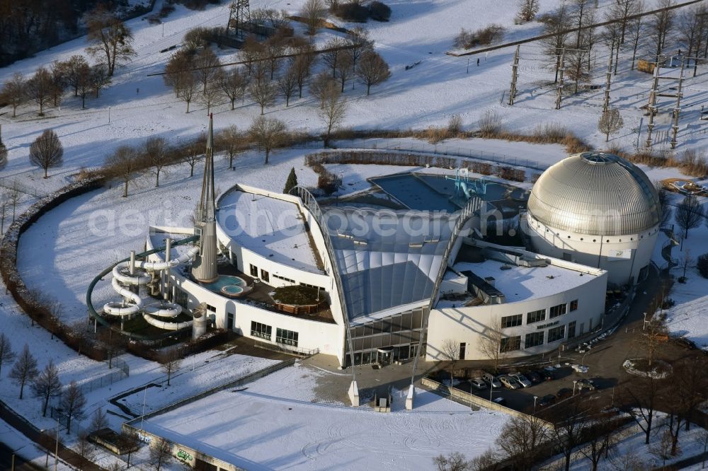 Magdeburg from the bird's eye view: Wintry snowy Spa and swimming pools at the swimming pool of the leisure facility NEMO Bade-, Sauna- & Fitnesswelt an der Herrenkrugstrasse in the district Herrenkrug in Magdeburg in the state Saxony-Anhalt