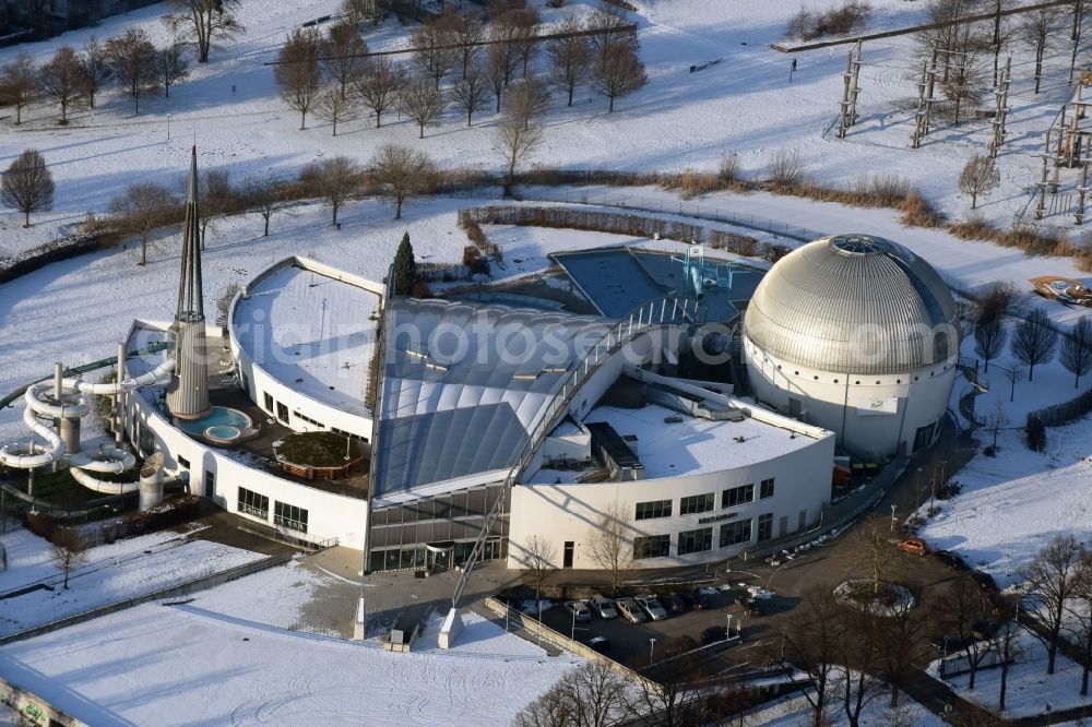 Aerial image Magdeburg - Wintry snowy Spa and swimming pools at the swimming pool of the leisure facility NEMO Bade-, Sauna- & Fitnesswelt an der Herrenkrugstrasse in the district Herrenkrug in Magdeburg in the state Saxony-Anhalt