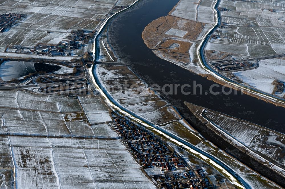 Aerial photograph Jemgum - Wintry snowy curved loop of the riparian zones on the course of the river Ems in Jemgum in the state Lower Saxony, Germany