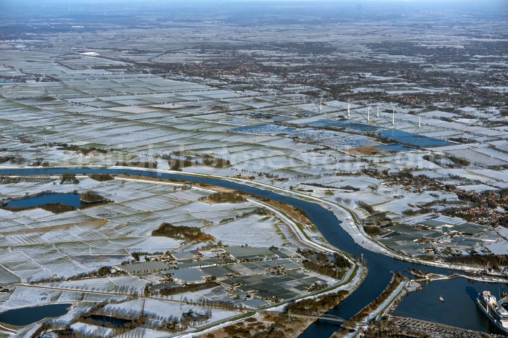 Aerial photograph Westoverledingen - Wintry snowy riparian zones on the course of the river of Ems in Westoverledingen in the state Lower Saxony, Germany