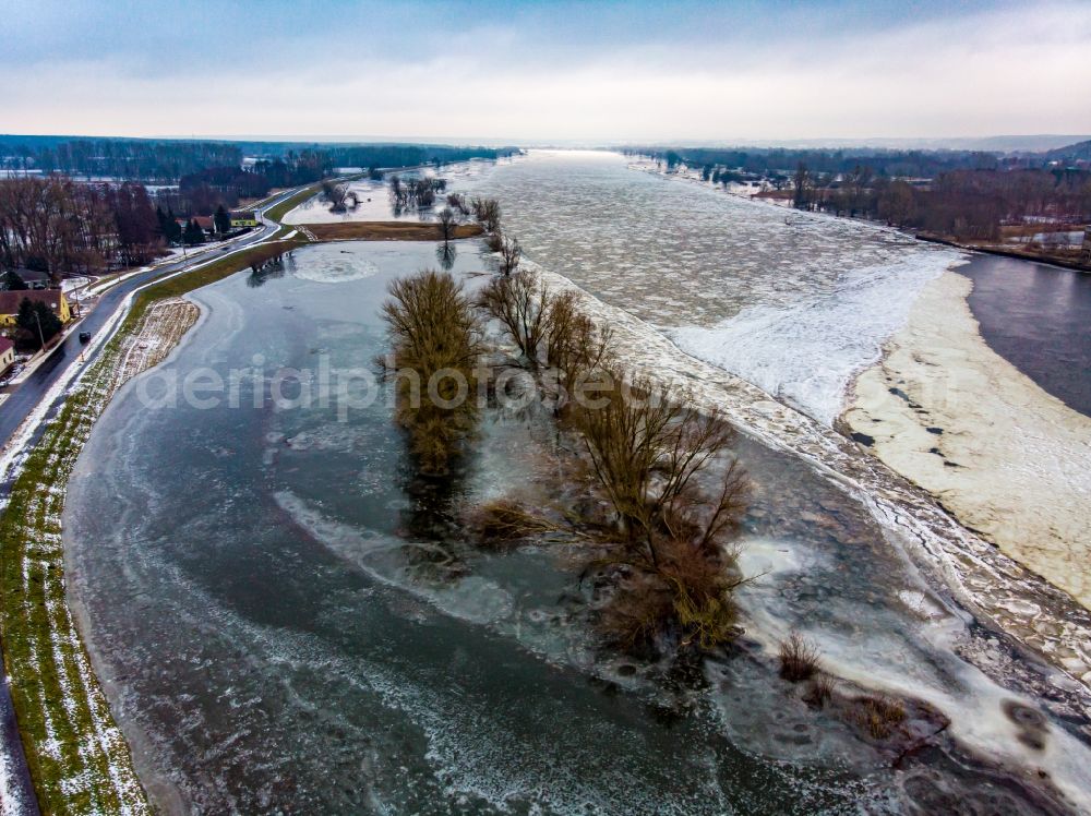 Aerial photograph Bad Freienwalde (Oder) - Wintry snowy riparian zones on the course of the river of Oof in Hohenwutzen in Bad Freienwalde (Oder) in the state Brandenburg, Germany