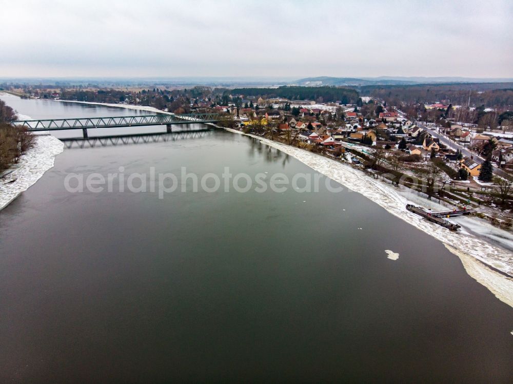 Hohenwutzen from the bird's eye view: Wintry snowy riparian zones on the course of the river of Oder in Hohenwutzen in the state Brandenburg, Germany