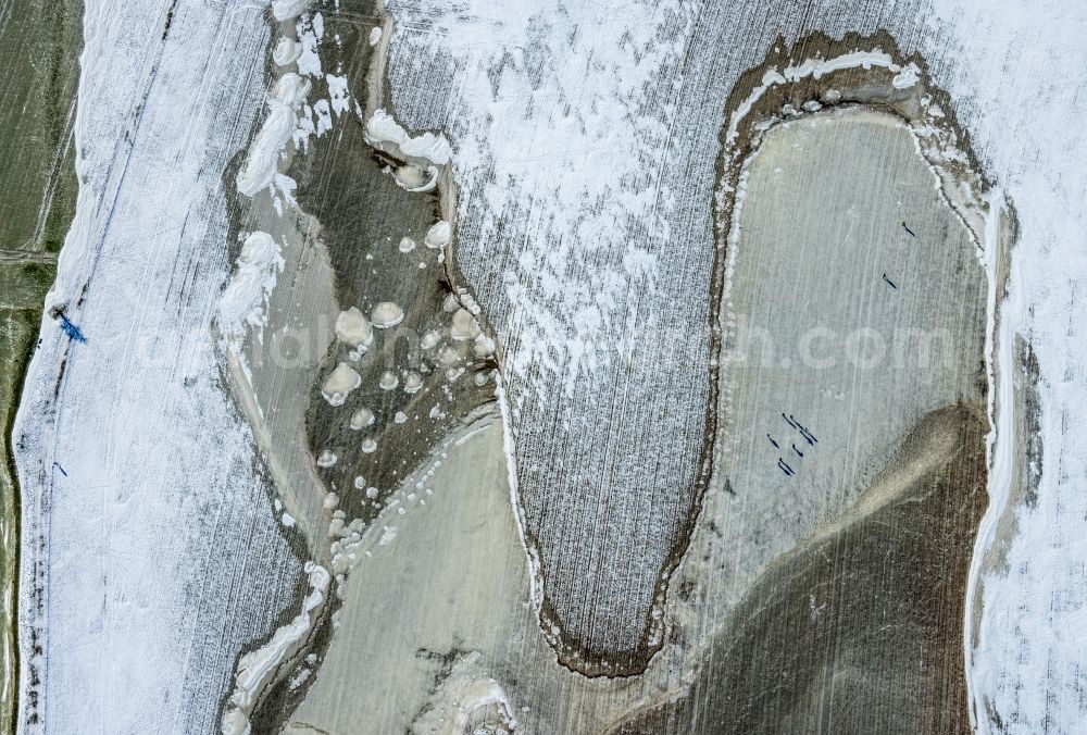 Duisburg from above - Wintry snowy riparian zones on the course of the river in the district Muendelheim in Duisburg in the state North Rhine-Westphalia, Germany