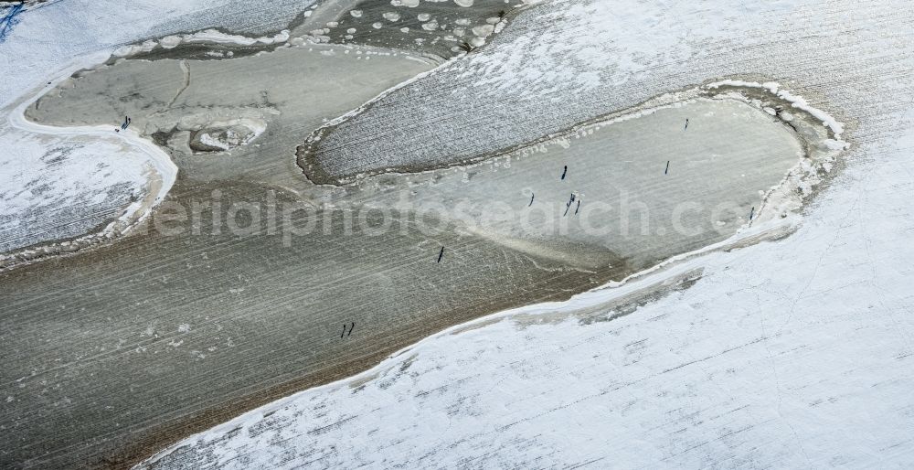 Duisburg from above - Wintry snowy riparian zones on the course of the river in the district Muendelheim in Duisburg in the state North Rhine-Westphalia, Germany