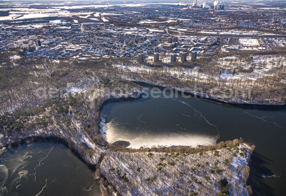 Aerial image Duisburg - Wintry snowy riparian areas at the lake area of the southern end of the Haubachsee and Wildfoerstersee in the Wedau district in Duisburg in the Ruhr area in the state North Rhine-Westphalia, Germany