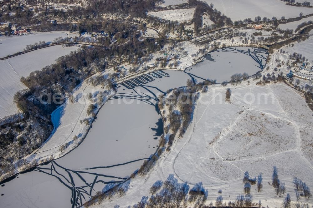 Bochum from the bird's eye view: Wintry snowy riparian areas on the lake area of Kemnader See in Bochum at Ruhrgebiet in the state North Rhine-Westphalia, Germany