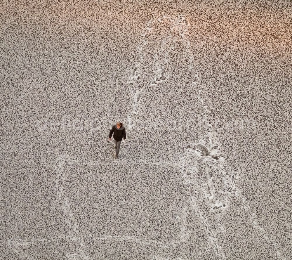 Möhnesee from above - Stroller on the wintry snowy and ice-capped bank areas of the Moehnesee in Moehnesee in the federal state North Rhine-Westphalia