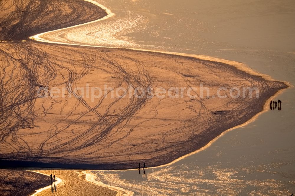 Möhnesee from the bird's eye view: Stroller on the wintry snowy and ice-capped bank areas of the Moehnesee in Moehnesee in the federal state North Rhine-Westphalia