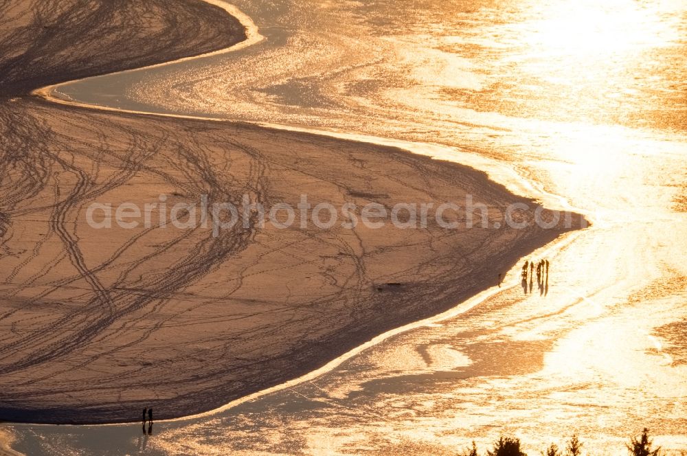 Möhnesee from above - Stroller on the wintry snowy and ice-capped bank areas of the Moehnesee in Moehnesee in the federal state North Rhine-Westphalia