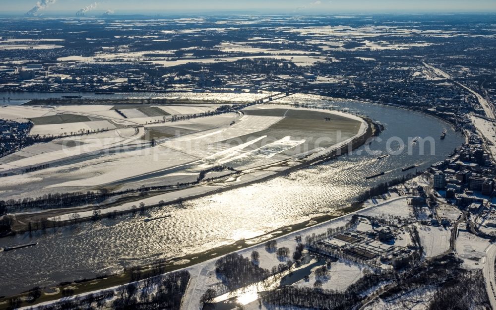 Aerial photograph Uerdingen - Wintry snowy bank areas on the course of the river Rhine in Uerdingen in the state North Rhine-Westphalia, Germany