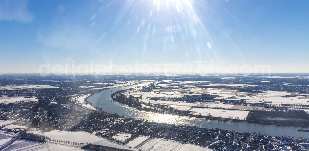 Wittlaer from the bird's eye view: Wintry snowy curved bank areas on the course of the Rhine river in Wittlaer in the Ruhr area in the state North Rhine-Westphalia, Germany