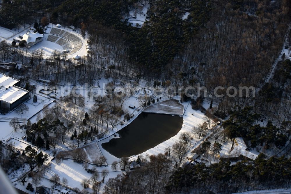 Berlin from above - Wintry snowy sandy beach areas on the FEZ Strandbad An der Wuhlheide in the district Oberschoeneweide in Berlin