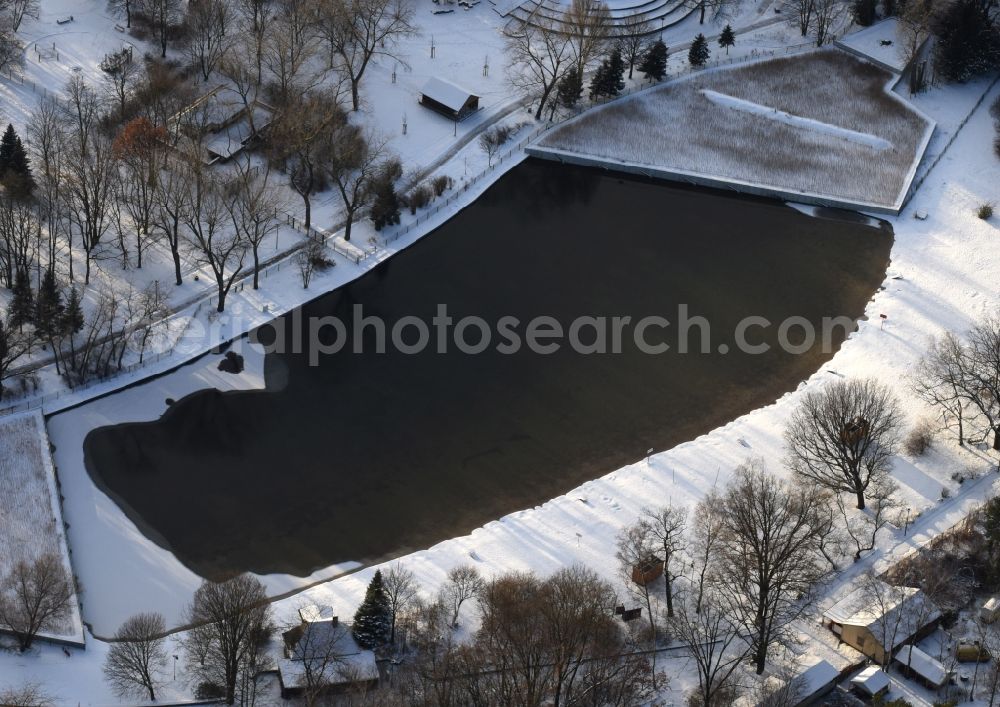 Berlin from the bird's eye view: Wintry snowy sandy beach areas on the FEZ Strandbad An der Wuhlheide in the district Oberschoeneweide in Berlin