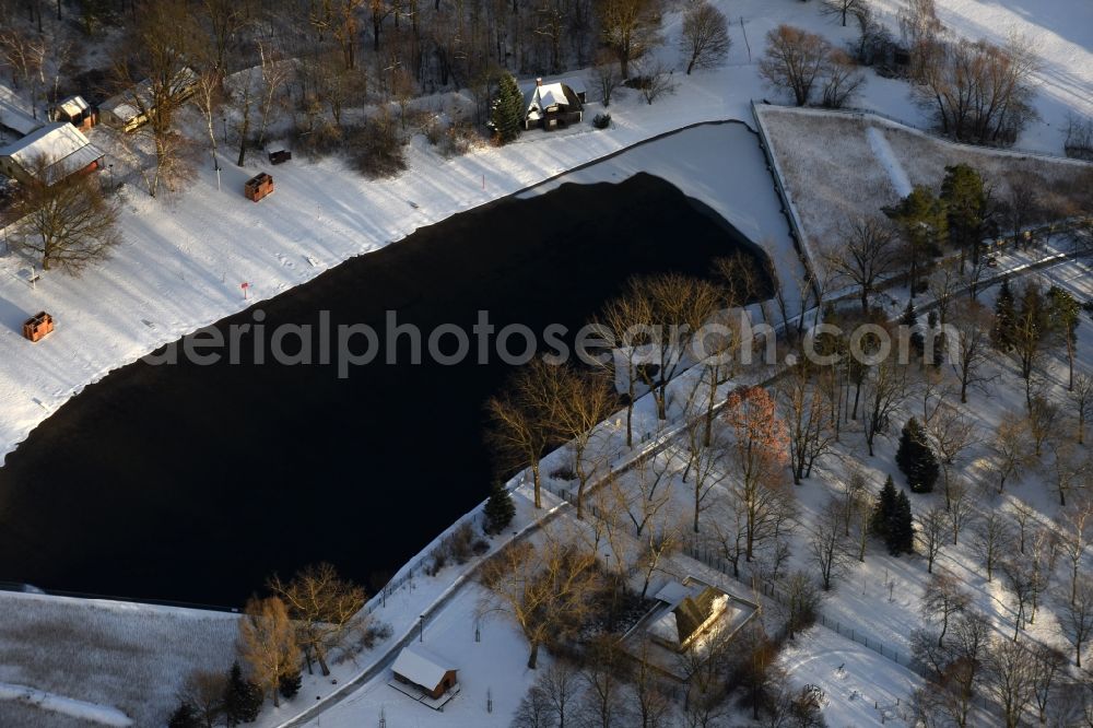 Aerial photograph Berlin - Wintry snowy sandy beach areas on the FEZ Strandbad An der Wuhlheide in the district Oberschoeneweide in Berlin