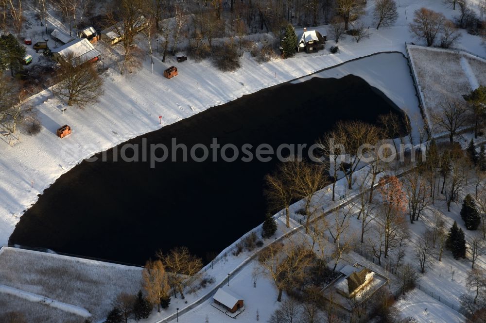 Berlin from above - Wintry snowy sandy beach areas on the FEZ Strandbad An der Wuhlheide in the district Oberschoeneweide in Berlin