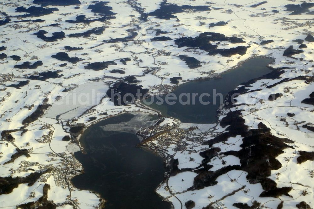 Aerial photograph Mattsee - Wintry snowy riparian areas on the three lakes at Mattsee in Salzburg, Austria