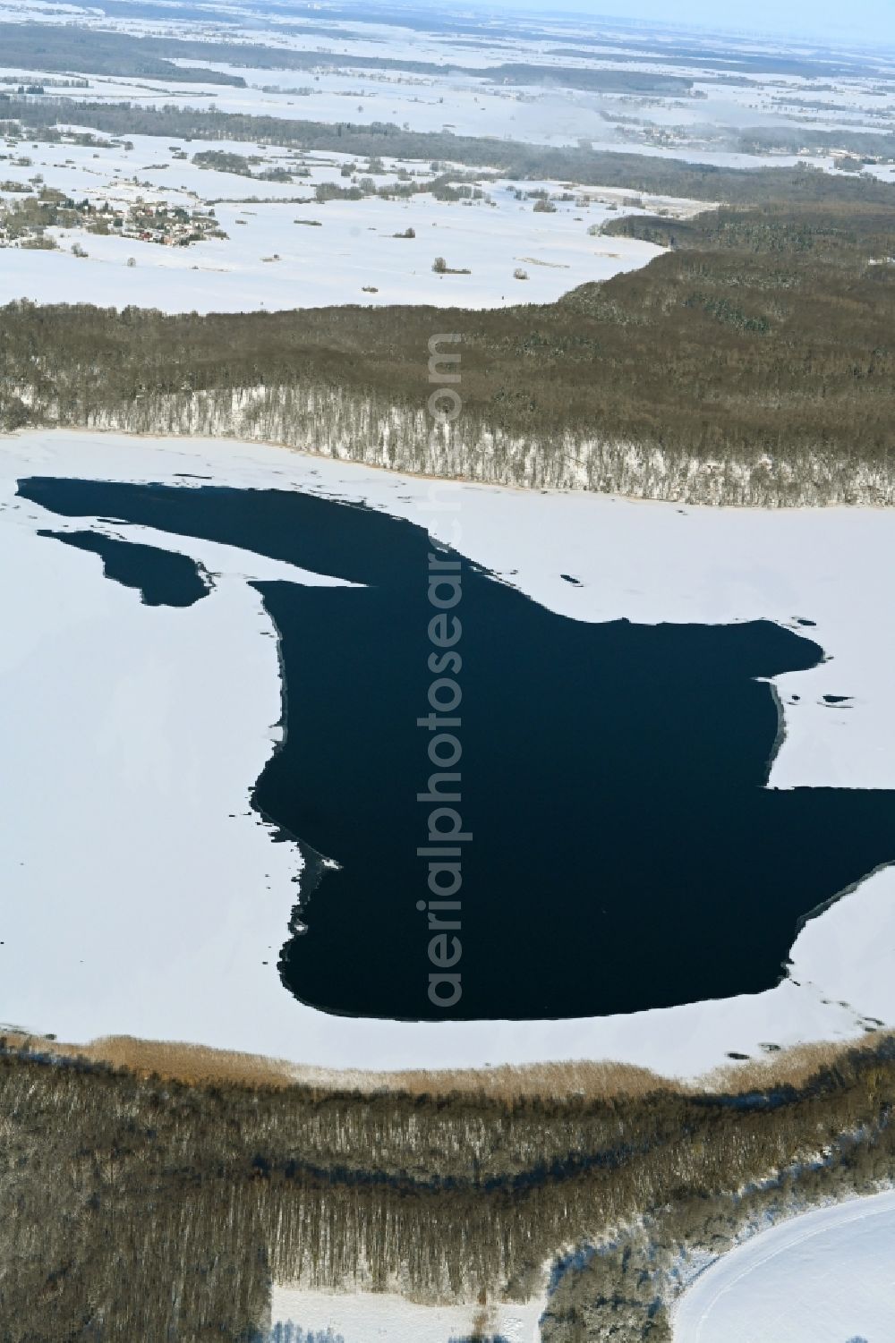 Aerial photograph Feldberg - Wintry snowy riparian areas on the lake area of Breiter Luzin in Feldberg in the state Mecklenburg - Western Pomerania, Germany