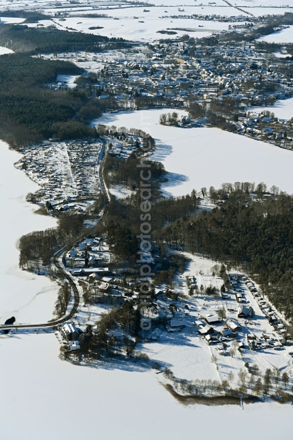 Aerial image Feldberg - Wintry snowy riparian areas on the lake area of Breiter Luzin in Feldberg in the state Mecklenburg - Western Pomerania, Germany